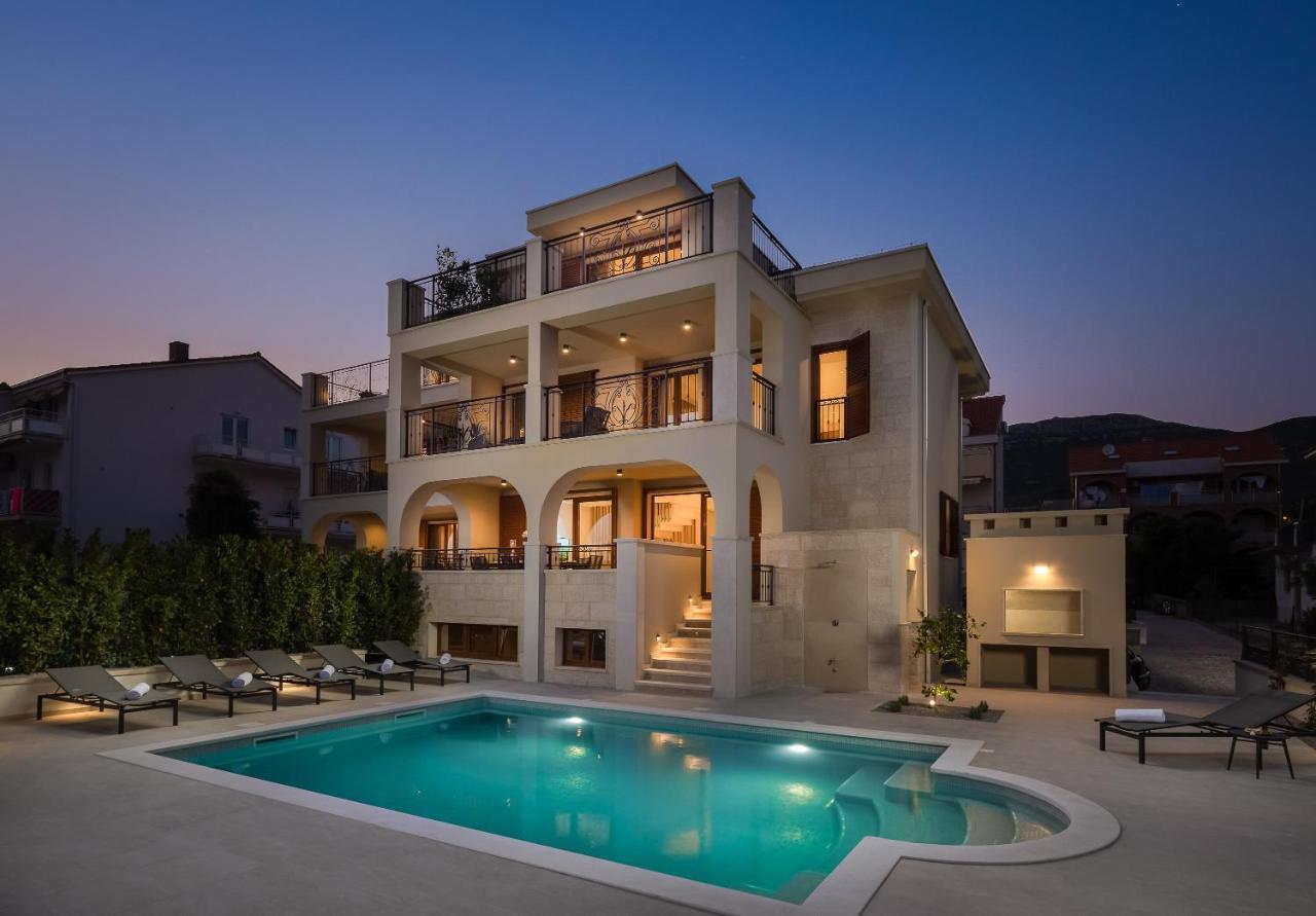 Villa Beachfront Armeria With Pool
